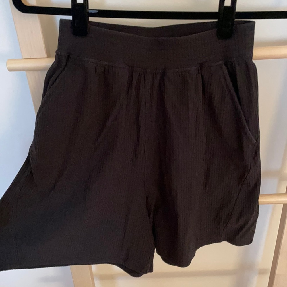 Lululemon women’s ribbed LA boxer shorts